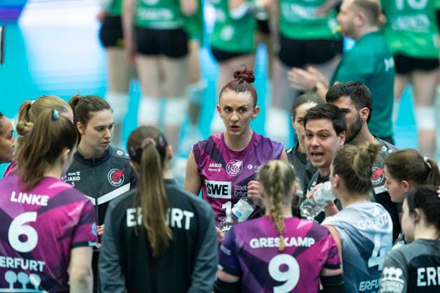 1 Volleyball Bundesliga Women USC Münster vs Schwarz Weiss Erfurt Münster 14 03 2026 Paplo Sanchez Coach Schwarz Weiss Erfurt right with team 1 Volleyball Bundesliga Women USC Münster vs Schwarz Weiss Erfurt Sporthalle Berg Fidel 14 03 2026 Copyright: xBEAUTIFULxSPORTS Duehringx