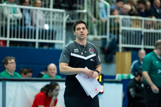 1 Volleyball Bundesliga Women USC Münster vs Schwarz Weiss Erfurt Münster 14 03 2026 Paplo Sanchez Coach Schwarz Weiss Erfurt 1 Volleyball Bundesliga Women USC Münster vs Schwarz Weiss Erfurt Sporthalle Berg Fidel 14 03 2026 Copyright: xBEAUTIFULxSPORTS Duehringx