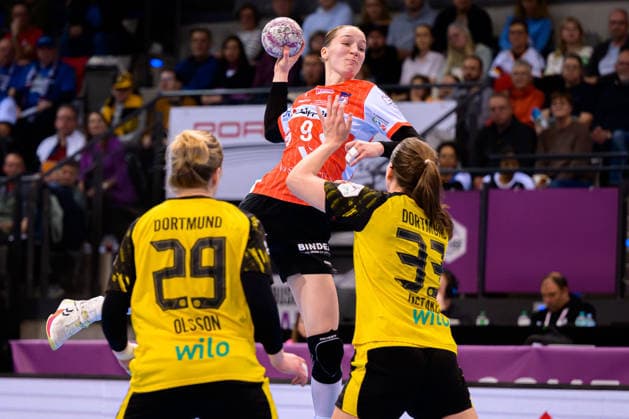 Handball DHB Cup, semi-final, Borussia Dortmund HSG Blomberg Lippe from left Emma Olsson Dortmund , Nieke Kühne Kuehne Blomberg , Guro Nestaker Dortmund Stuttgart Porsche Arena Baden Württemberg Germany