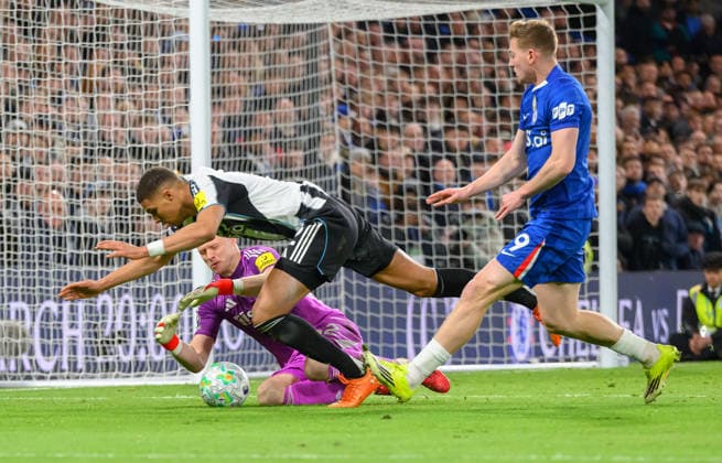 Chelsea v Newcastle United Premier League Aaron Ramsdale and Malick Thiaw of Newcastle United beat Liam Delap of Chelsea to the ball during the Premier League match at Stamford Bridge, London 14 03 2026 UK Newspapers OUT Copyright: xGraemexWilcocksonx FIL-23131-0063