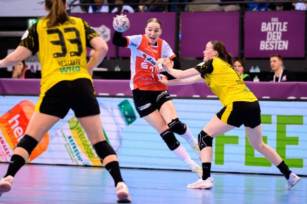 Handball DHB Cup, semi-final, Borussia Dortmund HSG Blomberg Lippe v li Guro Nestaker Dortmund , Nieke Kühne Kuehne Blomberg , Stuttgart Porsche Arena Baden Württemberg Germany