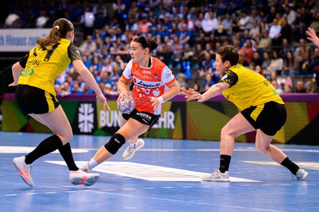 Handball DHB Cup, semi-final, Borussia Dortmund HSG Blomberg Lippe Elin Magnusdottir Blomberg , Alina Grijseels Dortmund Stuttgart Porsche Arena Baden Württemberg Germany