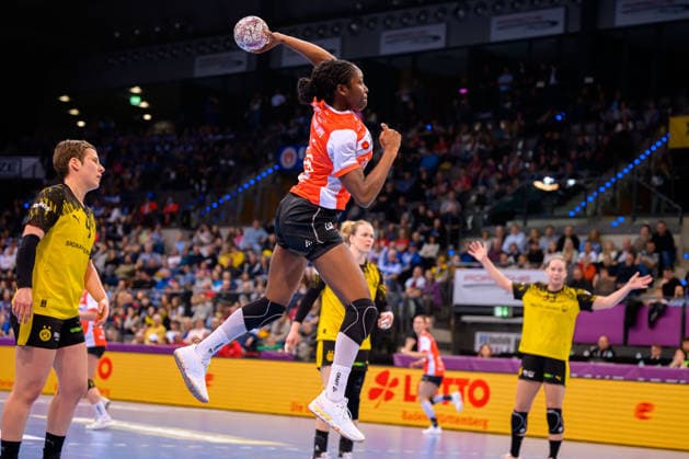 Handball DHB Cup, semi-final, Borussia Dortmund HSG Blomberg Lippe Farrelle Njinkeu Blomberg Stuttgart Porsche Arena Baden Württemberg Germany