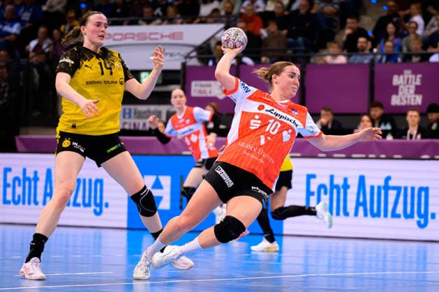 Handball DHB Cup, semi-final, Borussia Dortmund HSG Blomberg Lippe v li Alieke van Maurik Dortmund , Maxi Muehlner Blomberg Stuttgart Porsche Arena Baden Württemberg Germany