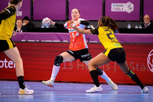 Handball DHB Cup, semi-final, Borussia Dortmund HSG Blomberg Lippe Nieke Kühne Kuehne Blomberg , Deborah Lassource Dortmund Stuttgart Porsche Arena Baden Württemberg Germany