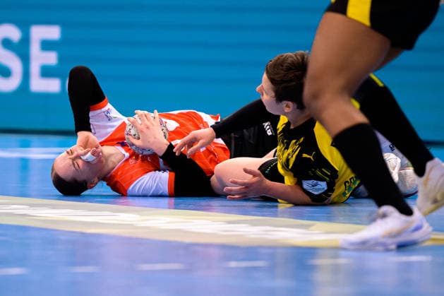 Handball DHB Cup, semi-final, Borussia Dortmund HSG Blomberg Lippe Nieke Kühne Kuehne Blomberg , Alina Grijseels Dortmund Injured Injury Pain Stuttgart Porsche Arena Baden Württemberg Germany