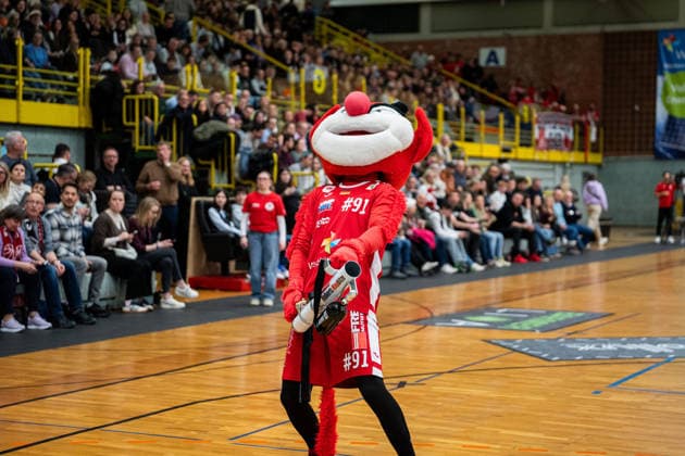 Paderborn Baskets GER vs Bayer Giants Leverkusen GER , Basketball, Barmer 2 Basketball Bundesliga Pro A, 27 Matchday, 14 3 2026, Season 2025 2026, Paderborn The mascot of Paderborn Baskets GER shoots a jersey to the fans Paderborn Sportzentrum Maspernplatz Germany