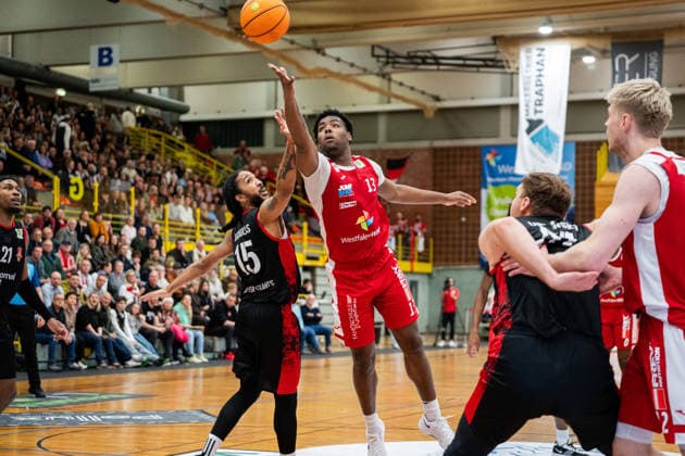 Paderborn Baskets GER vs Bayer Giants Leverkusen GER , Basketball, Barmer 2 Basketball Bundesliga Pro A, 27 Matchday, 14 3 2026, Season 2025 2026, Paderborn Jalen Lee Johnson Paderborn Baskets, 13 vs Donte Nicholas Bayer Giants Leverkusen, 15 with a basketball Paderborn Sportzentrum Maspernplatz Germany