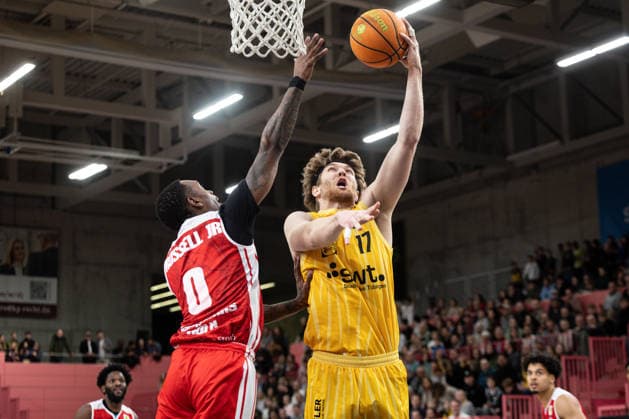 Tigers Tuebingen RheinStars Koeln, Herren, 2 Bundesliga, Barmer 2 Basketball Bundesliga, pro A, 27 Spieltag, Spielzeit 2025 2026, 14 03 2026 Lukas Milner Tigers Tuebingen, 17 bei Abschluss gegen Cedric Russell Jr RheinStars Koeln, 00