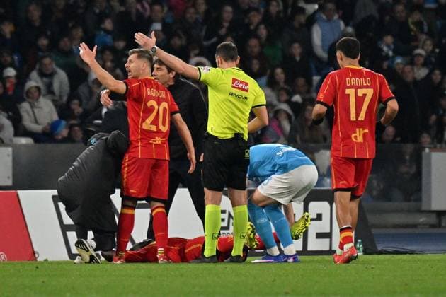 Foto IPP Felice De Martino Napoli 14 03 2026 Calcio Campionato serie A 2025-2026 Napoli - Lecce Nella foto: Lameck Banda si accascia a terra Italy Photo Press World Copyright Napoli italy Italia ITALY  Copyright: xR4924_italyphotopressx