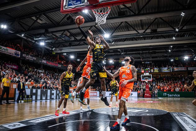1 Basketball Bundesliga, easyCredit BBL, Season 2025 2026, Men, Main round, 24 Matchday, 14 03 2026, RASTA Vechta MHP Riesen Ludwigsburg Stefan Smith 3 MHP Riesen Ludwigsburg at the basket Vechta RASTA Dome Lower Saxony Germany