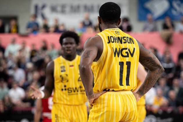 Tigers Tuebingen RheinStars Koeln, Herren, 2 Bundesliga, Barmer 2 Basketball Bundesliga, pro A, 27 Spieltag, Spielzeit 2025 2026, 14 03 2026 Jordan Johnson Tigers Tuebingen, 11 has his hands in his hips, Melkisedek Moreaux Tigers Tuebingen, 23 looks confused at him