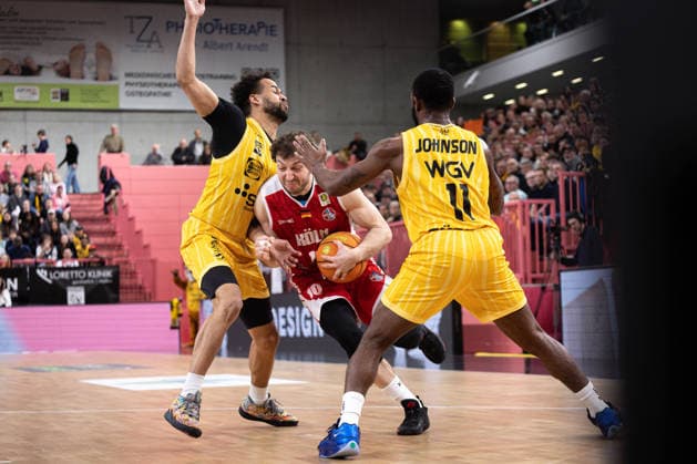 Tigers Tuebingen RheinStars Koeln, Men, 2 Bundesliga, Barmer 2 Basketball Bundesliga, pro A, 27 Matchday, Season 2025 2026, 14 03 2026 Haris Hujic RheinStars Koeln, 10 with the ball against Bernard Pelote Tigers Tuebingen, 01 and Jordan Johnson Tigers Tuebingen, 11