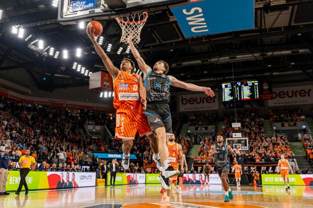 easyCredit BBL Ratiopharm Ulm vs Science City Jena 14 03 2026 Ulm, GERMANY 14 March 2026 Mark Smith Ratiopharm Ulm, 13 vs Kristofer Krause Science City Jena, 36 at the basket for a final score of 93 90 during the match between Ratiopharm Ulm and Science City Jena on matchday 24 of the easyCredit BBL at the ratiopharm Arena Ulm Copyright: xBEAUTIFULxSPORTS Steinx