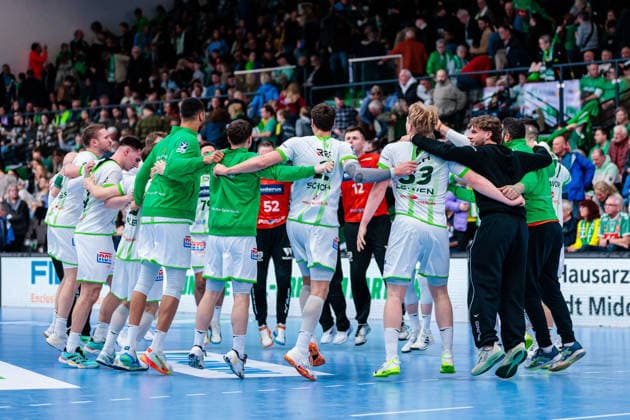 Victory celebration after 31 33 victory, Team HSG Wetzlar GER, GWD Minden vs HSG Wetzlar, Handball, 1 Bundesliga, 25 Matchday, Season 2025 2026, 14 03 2026 GER, GWD Minden vs HSG Wetzlar, Handball, 1 Bundesliga, 25 Matchday, Season 2025 2026, 14 03 2026 Minden Copyright: xEibner-Pressefoto JanxRollingerx EP_JSK