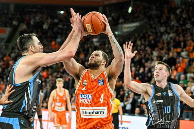 GER, BBL, ratiopharm Ulm vs Science City Jena 14 03 2026, ratiopharm arena, Neu Ulm, GER, BBL, ratiopharm Ulm vs Science City Jena, in the picture Christopher Ledlum Ulm, 4 is unstoppable by Alex Herrera Jena, 41 and Joe Wieskamp Jena, 10 nordphotoxGmbHx xHafner nph00200