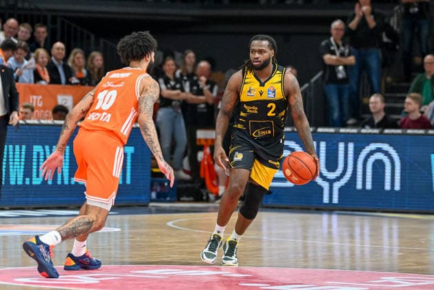 Traveon Buchanan MHP Riesen Ludwigsburg, 02 on the ball against Tevin Brown RASTA Vechta, 10 RASTA Vechta vs MHP Riesen Ludwigsburg, easyCredit Basketball Bundesliga, 24 Matchday, Season 2025 2026, 14 03 2026, RASTA Vechta vs MHP Riesen Ludwigsburg, easyCredit Basketball Bundesliga, 24 Matchday, Season 2025 2026, 14 03 2026 Vechta Copyright: xEibner-Pressefoto RobertxGertzenx EP_RGN