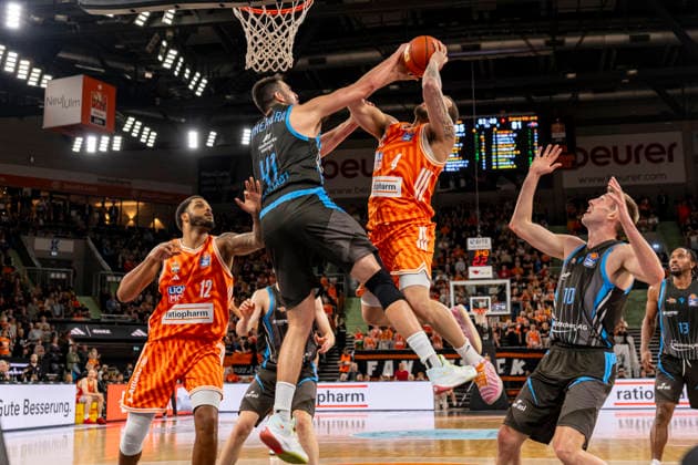 easyCredit BBL Ratiopharm Ulm vs Science City Jena 14 03 2026 Ulm, GERMANY 14 March 2026 Alex Herrera Science City Jena, 41 stops Christopher Ledlum Ratiopharm Ulm, 4 at the end during the game between Ratiopharm Ulm and Science City Jena on matchday 24 of the easyCredit BBL at the ratiopharm Arena Ulm Copyright: xBEAUTIFULxSPORTS Steinx