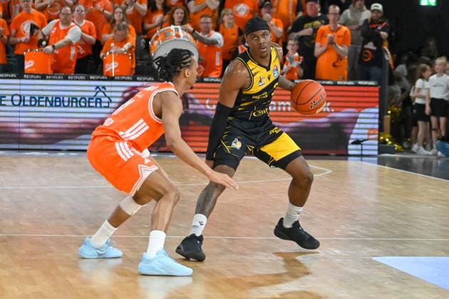 Stefan Smith MHP Riesen Ludwigsburg, 03 vs Alonzo Verge jr RASTA Vechta, 11 RASTA Vechta vs MHP Riesen Ludwigsburg, easyCredit Basketball Bundesliga, 24 Matchday, Season 2025 2026, 14 03 2026, RASTA Vechta vs MHP Riesen Ludwigsburg, easyCredit Basketball Bundesliga, 24 Matchday, Season 2025 2026, 14 03 2026 Vechta Copyright: xEibner-Pressefoto RobertxGertzenx EP_RGN