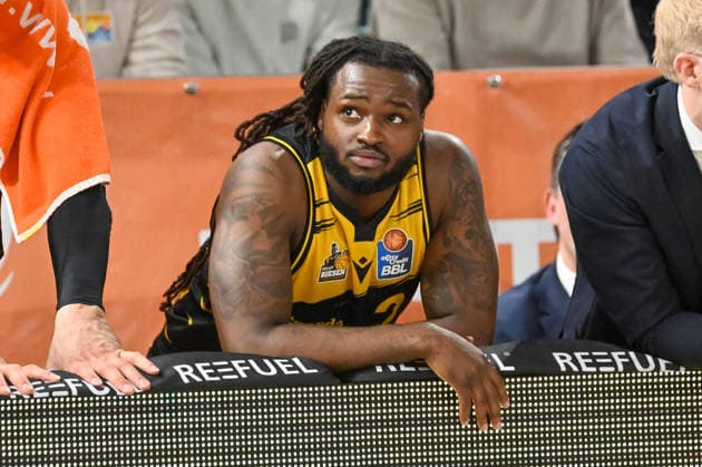 Traveon Buchanan MHP Riesen Ludwigsburg, 02 looks at the score RASTA Vechta vs MHP Riesen Ludwigsburg, easyCredit Basketball Bundesliga, Matchday 24, Season 2025 2026, 14 03 2026, RASTA Vechta vs MHP Riesen Ludwigsburg, easyCredit Basketball Bundesliga, Matchday 24, Season 2025 2026, 14 03 2026 Vechta Copyright: xEibner-Pressefoto RobertxGertzenx EP_RGN