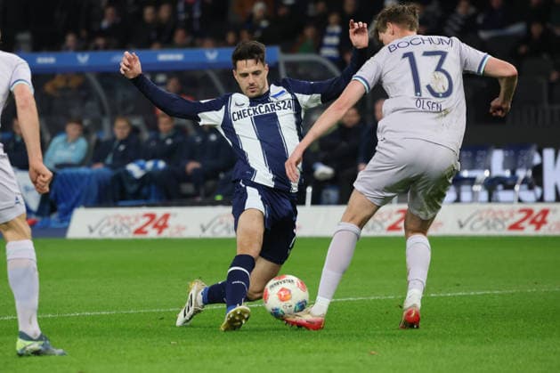 BERLIN, DEUTSCHLAND - MARCH 14: Josip Brekalo (Hertha, 7) in the duel for the ball with Oliver Olsen (VfL Bochum, 13), during the match in the 2. German Bundesliga: Hertha BSC - VfL Bochum at Olympiastadion on matchday 26 on March 14, 2026 in Berlin, Deutschland. DFB regulations prohibit any use of photographs as image sequences and or quasi video. Berlin Deutschland Copyright: xO.Frankex