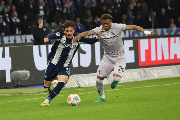 BERLIN, DEUTSCHLAND - MARCH 14: Michal Karbownik (Hertha, 33) in the duel for the ball with Farid Alfa-Ruprecht (VfL Bochum, 29), during the match in the 2. German Bundesliga: Hertha BSC - VfL Bochum at Olympiastadion on matchday 26 on March 14, 2026 in Berlin, Deutschland. DFB regulations prohibit any use of photographs as image sequences and or quasi video. Berlin Deutschland Copyright: xO.Frankex