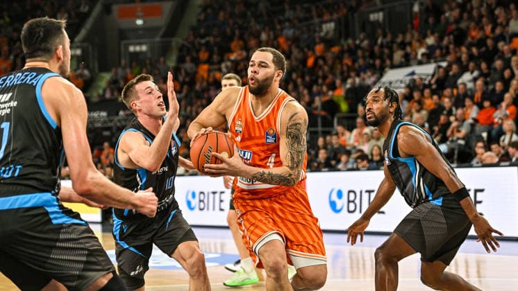 GER, BBL, ratiopharm Ulm vs Science City Jena 14 03 2026, ratiopharm arena, Neu Ulm, GER, BBL, ratiopharm Ulm vs Science City Jena, in the picture energetic effort of Christopher Ledlum Ulm, 4 against Alex Herrera Jena, 41 , Joe Wieskamp Jena, 10 and Keith Braxton Jr Jena, 13 nordphotoxGmbHx xHafner nph00200