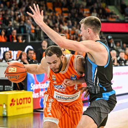 GER, BBL, ratiopharm Ulm vs Science City Jena 14 03 2026, ratiopharm arena, Neu Ulm, GER, BBL, ratiopharm Ulm vs Science City Jena, in the picture Christopher Ledlum Ulm, 4 , Joe Wieskamp Jena, 10 nordphotoxGmbHx xHafner nph00200