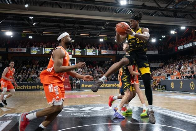 GER, Basketball, easy Credit BBL, Rasta Vechta vs MHP Riesen Ludwigsburg 14 03 2026, Rasta Dome, Vechta, GER, easy Credit BBL, Rasta Vechta vs MHP Riesen Ludwigsburg , in the picture rebound by Keeshawn KELLMAN MHP Riesen Ludwigsburg 32 in front of Lloyd PANDI Rasta Vechta 41 nordphotoxgmbhx xRojahn nph00310