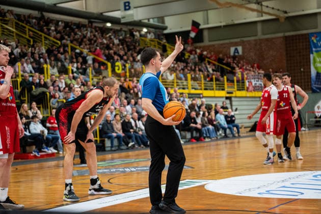 Paderborn Baskets GER vs Bayer Giants Leverkusen GER , Basketball, Barmer 2 Basketball Bundesliga Pro A, 27 Matchday, 14 3 2026, Season 2025 2026, Paderborn The referee indicates two free throws for Bayer Giants Leverkusen GER Paderborn Sportzentrum Maspernplatz Germany