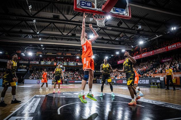 1 Basketball Bundesliga, easyCredit BBL, Season 2025 2026, Men, Main round, 24 Matchday, 14 03 2026, RASTA Vechta MHP Riesen Ludwigsburg Tibor Pleiß 22 RASTA Vechta at the basket Vechta RASTA Dome Lower Saxony Germany