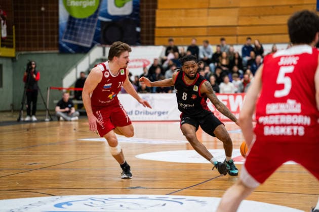 Paderborn Baskets GER vs Bayer Giants Leverkusen GER , Basketball, Barmer 2 Basketball Bundesliga Pro A, 27 Matchday, 14 3 2026, Season 2025 2026, Paderborn Jonathan Klussmann Paderborn Baskets, 71 defends against Kobe Langley Bayer Giants Leverkusen, 08 Paderborn Sportzentrum Maspernplatz Germany