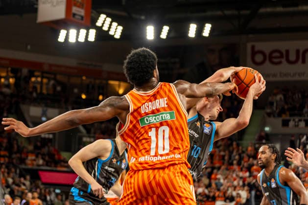 easyCredit BBL Ratiopharm Ulm vs Science City Jena 14 03 2026 Ulm, GERMANY 14 March 2026 A duel between Malik Osborne Ratiopharm Ulm, 10 and Joe Wieskamp Science City Jena, 10 during the match between Ratiopharm Ulm and Science City Jena on matchday 24 of the easyCredit BBL at the ratiopharm Arena Ulm Copyright: xBEAUTIFULxSPORTS Steinx