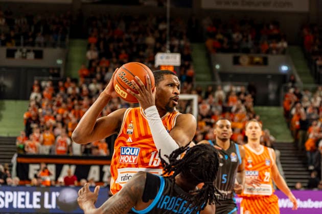 easyCredit BBL Ratiopharm Ulm vs Science City Jena 14 03 2026 Ulm, GERMANY 14 March 2026 Justin Simon Ratiopharm Ulm, 15 during the foul against Uchenna Iroegbu Science City Jena, 1 during the match between Ratiopharm Ulm and Science City Jena on matchday 24 of the easyCredit BBL at the ratiopharm Arena Ulm Copyright: xBEAUTIFULxSPORTS Steinx