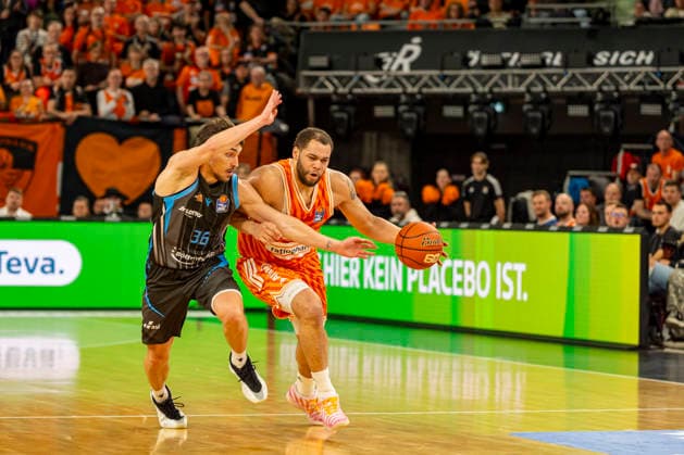 easyCredit BBL Ratiopharm Ulm vs Science City Jena 14 03 2026 Ulm, GERMANY 14 March 2026 Christopher Ledlum Ratiopharm Ulm, 4 during the build-up against Kristofer Krause Science City Jena, 36 during the game between Ratiopharm Ulm and Science City Jena on matchday 24 of the easyCredit BBL at the ratiopharm Arena Ulm Copyright: xBEAUTIFULxSPORTS Steinx