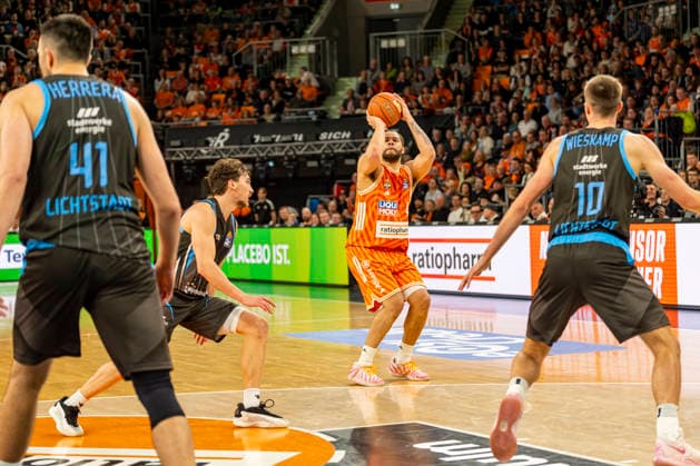 easyCredit BBL Ratiopharm Ulm vs Science City Jena 14 03 2026 Ulm, GERMANY 14 March 2026 Christopher Ledlum Ratiopharm Ulm, 4 throwing to the basket against Alex Herrera Science City Jena, 41 , Kristofer Krause Science City Jena, 36 and Joe Wieskamp Science City Jena, 10 during the game between Ratiopharm Ulm and Science City Jena on matchday 24 of the easyCredit BBL at the ratiopharm Arena Ulm Copyright: xBEAUTIFULxSPORTS Steinx