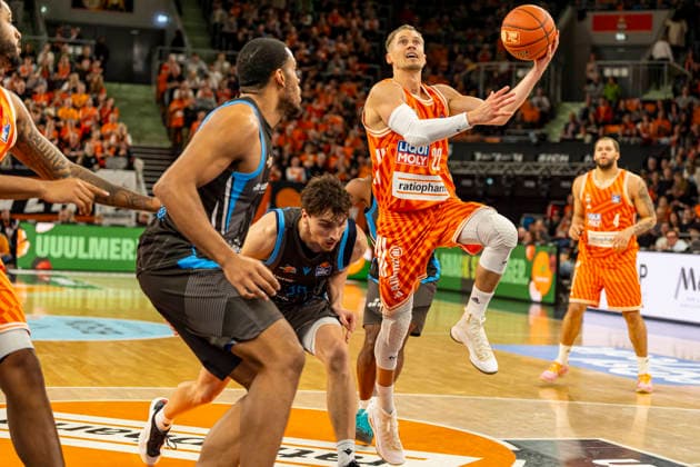 easyCredit BBL Ratiopharm Ulm vs Science City Jena 14 03 2026 Ulm, GERMANY 14 March 2026 Thomas Klepeisz Ratiopharm Ulm, 22 at the end against Kristofer Krause Science City Jena, 36 during the game between Ratiopharm Ulm and Science City Jena on matchday 24 of the easyCredit BBL at the ratiopharm Arena Ulm Copyright: xBEAUTIFULxSPORTS Steinx