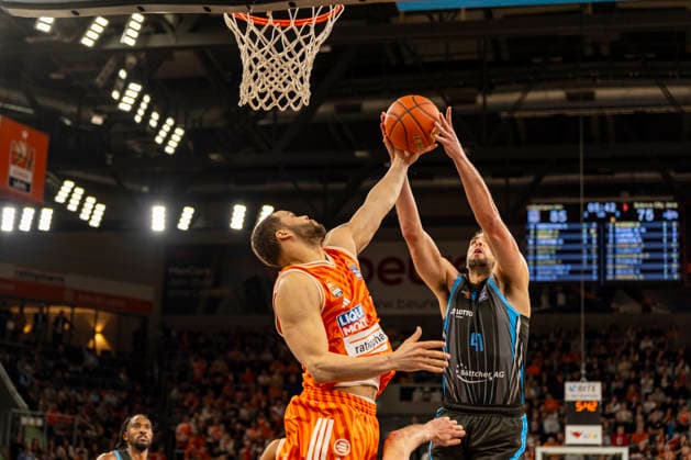 easyCredit BBL Ratiopharm Ulm vs Science City Jena 14 03 2026 Ulm, GERMANY 14 March 2026 Christopher Ledlum Ratiopharm Ulm, 4 at the basket against Alex Herrera Science City Jena, 41 during the game between Ratiopharm Ulm and Science City Jena on matchday 24 of the easyCredit BBL at the ratiopharm Arena Ulm Copyright: xBEAUTIFULxSPORTS Steinx