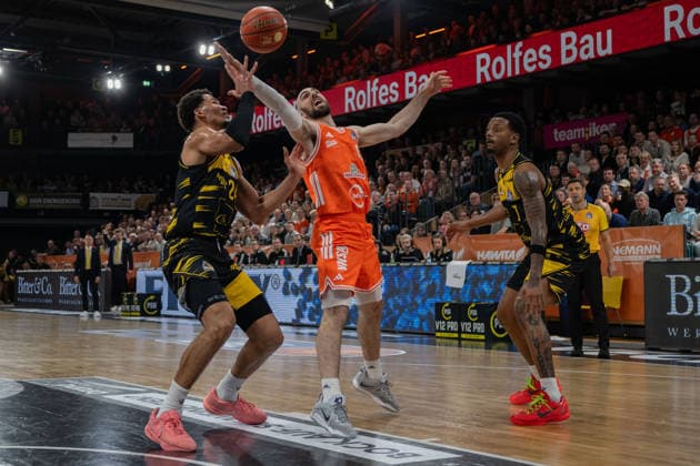GER, Basketball, easy Credit BBL, Rasta Vechta vs MHP Riesen Ludwigsburg 14 03 2026, Rasta Dome, Vechta, GER, easy Credit BBL, Rasta Vechta vs MHP Riesen Ludwigsburg , pictured Tommy KUHSE Rasta Vechta 12 Brandon TISCHLER MHP Riesen Ludwigsburg 24 Elijah HUGHES MHP Riesen Ludwigsburg 7 nordphotoxgmbhx xRojahn nph00310