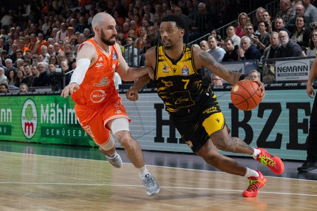GER, Basketball, easy Credit BBL, Rasta Vechta vs MHP Riesen Ludwigsburg 14 03 2026, Rasta Dome, Vechta, GER, easy Credit BBL, Rasta Vechta vs MHP Riesen Ludwigsburg , pictured Elijah HUGHES MHP Riesen Ludwigsburg 7 Tommy KUHSE Rasta Vechta 12 nordphotoxgmbhx xRojahn nph00310