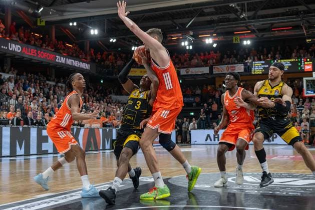 GER, Basketball, easy Credit BBL, Rasta Vechta vs MHP Riesen Ludwigsburg 14 03 2026, Rasta Dome, Vechta, GER, easy Credit BBL, Rasta Vechta vs MHP Riesen Ludwigsburg , pictured Alonzo VERGE JR Rasta Vechta 11 Stefan SMITH MHP Riesen Ludwigsburg 3 Tibor PLEIß PLEISS Rasta Vechta 22 TJ BAMBA Rasta Vechta 5 Gavin SCHILLING MHP Riesen Ludwigsburg 34 nordphotoxgmbhx xRojahn nph00310