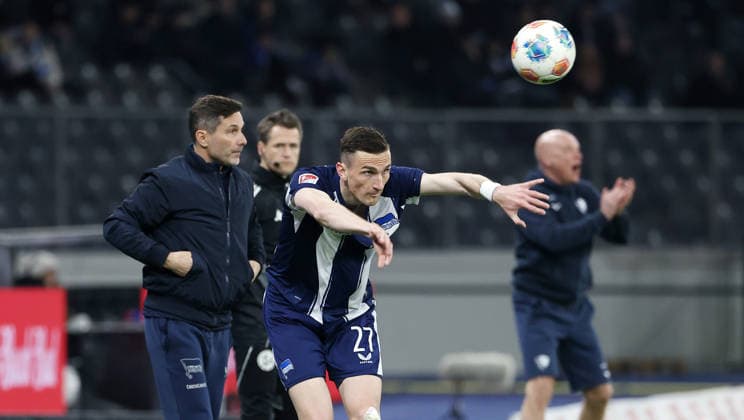 Niklas Kolbe taking a throw-in, behind him coach Stefan Leitl, coach Uwe Rösler Sport Football Soccer DFL 2 Bundesliga Men 26 Matchday Season 2025 2026 14 03 2026 Hertha BSC Berlin vs VfL Bochum DFL regulations prohibit any use of photographs as image sequences and or quasi video