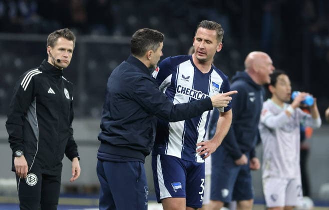 Coach Stefan Leitl talks to Paul Seguin Action upper body Sport Football Soccer DFL 2 Bundesliga Men 26 Matchday Season 2025 2026 14 03 2026 Hertha BSC Berlin vs VfL Bochum DFL regulations prohibit any use of photographs as image sequences and or quasi video