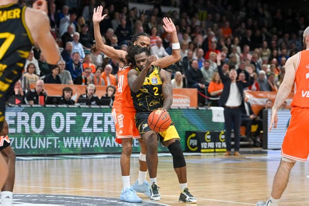Traveon Buchanan MHP Riesen Ludwigsburg, 02 in duel with Alonzo Verge jr RASTA Vechta, 11 RASTA Vechta vs MHP Riesen Ludwigsburg, easyCredit Basketball Bundesliga, 24 Matchday, Season 2025 2026, 14 03 2026, RASTA Vechta vs MHP Riesen Ludwigsburg, easyCredit Basketball Bundesliga, 24 Matchday, Season 2025 2026, 14 03 2026 Vechta Copyright: xEibner-Pressefoto RobertxGertzenx EP_RGN