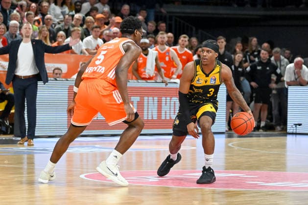 Stefan Smith MHP Riesen Ludwigsburg, 03 vs TJ Bamba RASTA Vechta, 05 RASTA Vechta vs MHP Riesen Ludwigsburg, easyCredit Basketball Bundesliga, 24 Matchday, Season 2025 2026, 14 03 2026, RASTA Vechta vs MHP Riesen Ludwigsburg, easyCredit Basketball Bundesliga, 24 Matchday, Season 2025 2026, 14 03 2026 Vechta Copyright: xEibner-Pressefoto RobertxGertzenx EP_RGN