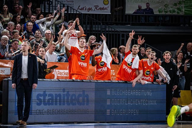 1 Basketball Bundesliga, easyCredit BBL, Season 2025 2026, Men, Main Round, Matchday 24, 14 03 2026, RASTA Vechta MHP Riesen Ludwigsburg The RASTA Vechta team shows emotions during the game Vechta RASTA Dome Lower Saxony Germany