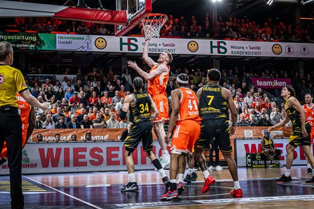 1 Basketball Bundesliga, easyCredit BBL, Season 2025 2026, Men, Main round, 24 Matchday, 14 03 2026, RASTA Vechta MHP Riesen Ludwigsburg Lars Thiemann 21 RASTA Vechta at the basket Vechta RASTA Dome Lower Saxony Germany