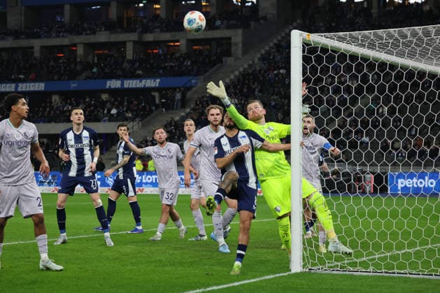 BERLIN, DEUTSCHLAND - MARCH 14: Dawid Kownacki (Hertha, 9) in the duel for the ball with Torwart Goal Keeper Timo Horn (VfL Bochum, 1), during the match in the 2. German Bundesliga: Hertha BSC - VfL Bochum at Olympiastadion on matchday 26 on March 14, 2026 in Berlin, Deutschland. DFB regulations prohibit any use of photographs as image sequences and or quasi video. Berlin Deutschland Copyright: xO.Frankex