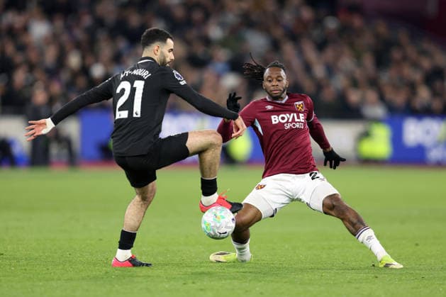 West Ham gegen Man City 14. März 2026, London Premier League Fußball West Ham United gegen Manchester City Aaron Wan Bissaka von West Ham United streckt sich und versucht, Rayan Ait Nouri von Manchester City zu blockieren Foto Charlotte Wilson Abseits London UK  Copyright: xCharlottexWilsonx xOffsidexOffside