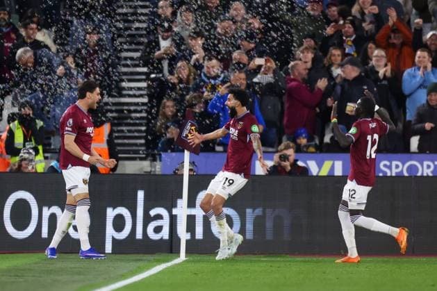 Konstantinos Mavropanos of West Ham United celebrates scoring his teams first goal of the match with his teammates West Ham v Manchester City, Football, Premier League, London Stadium, London, UK - 14 03 2026 EDITORIAL USE ONLY No use with unauthorised audio, video, data, fixture lists (outside the EU), club league logos or live services. Online in-match use limited to 45 images (+15 in extra time). No use to emulate moving images. No use in betting, games or Copyright: xAnthonyxHanc Shutterstockx 16773173s